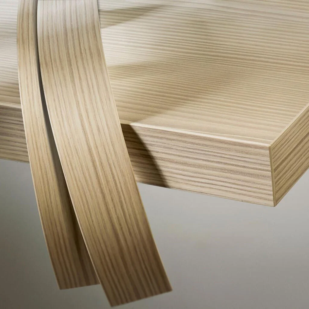Canto de madera aplicado sobre tablero