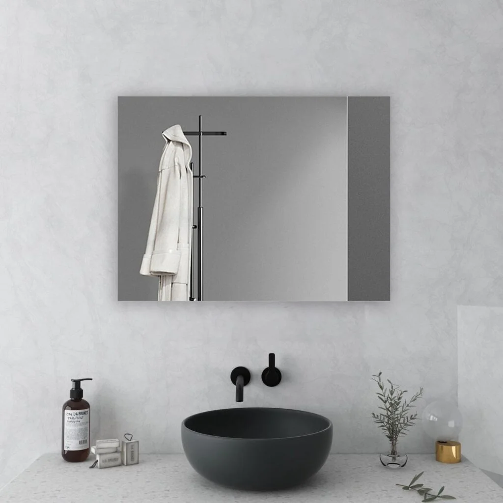 Espejo de baño sin luz en un baño