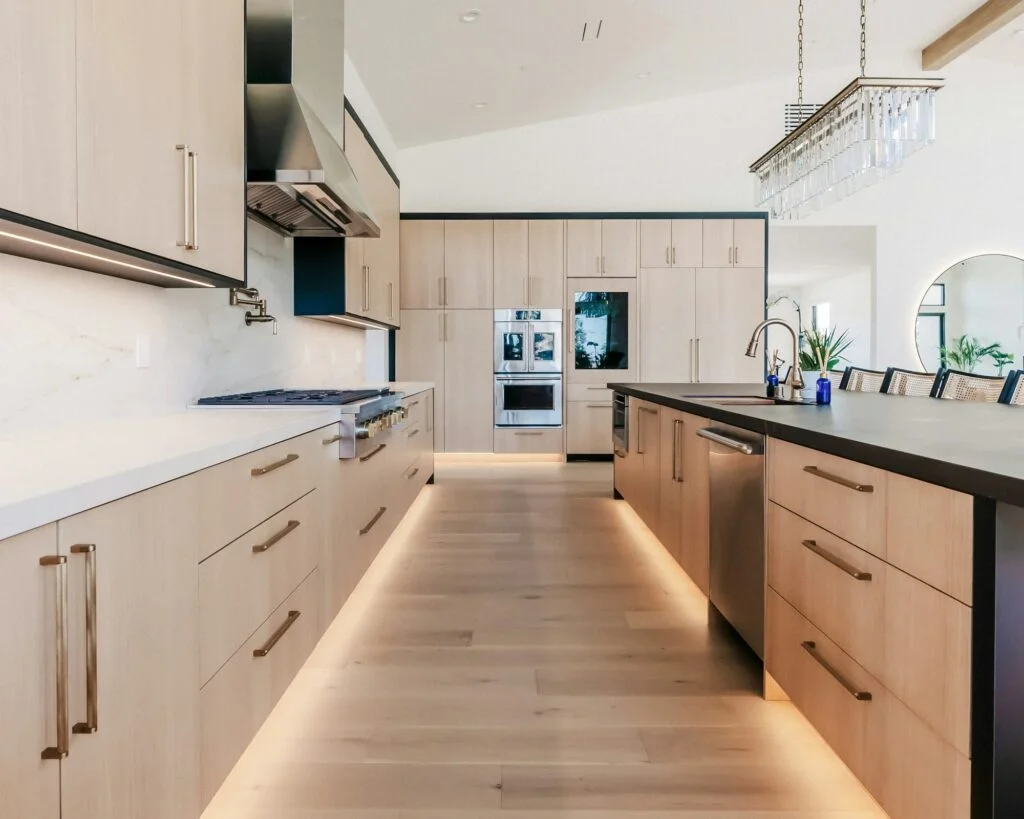 Cocina moderna de madera con tiradores e iluminación LED