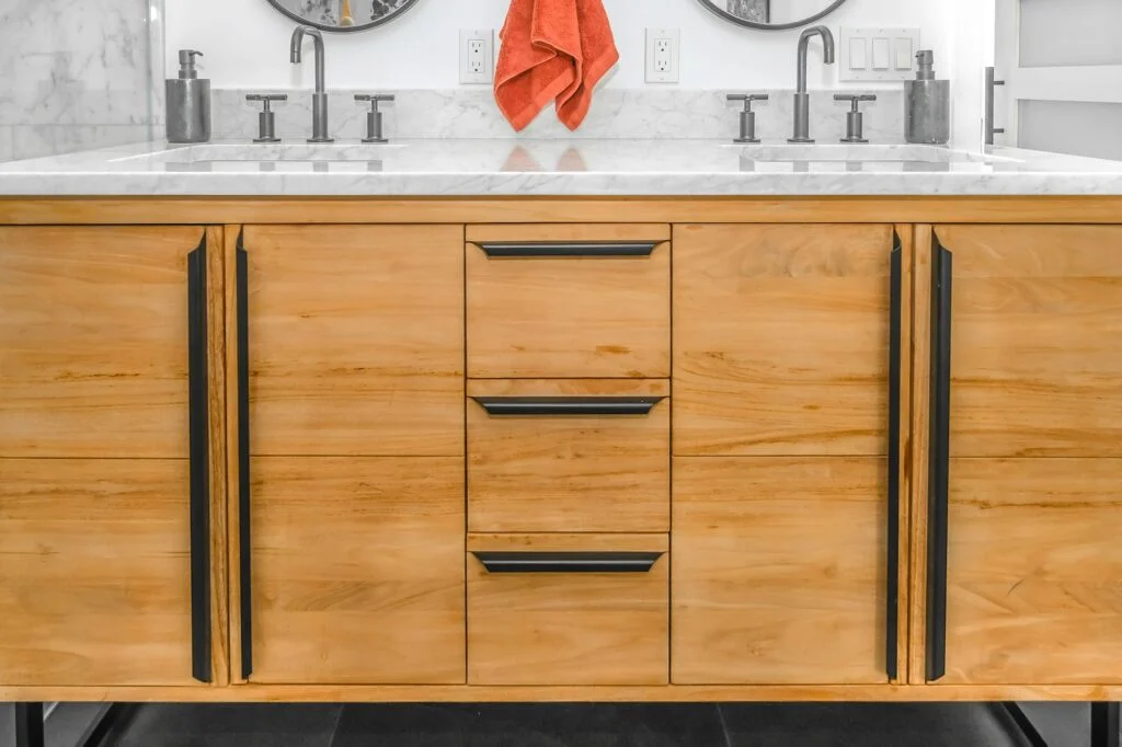 Mueble de baño de madera con tiradores negros
